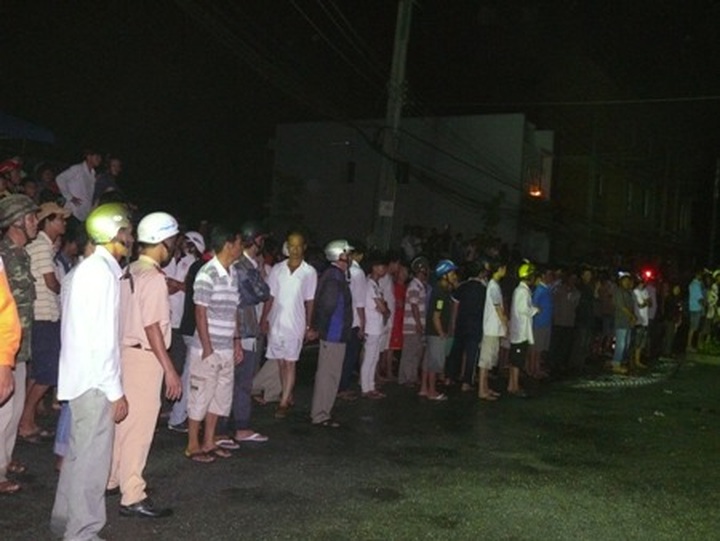 Fire burns down 12 houses in Ca Mau - 4