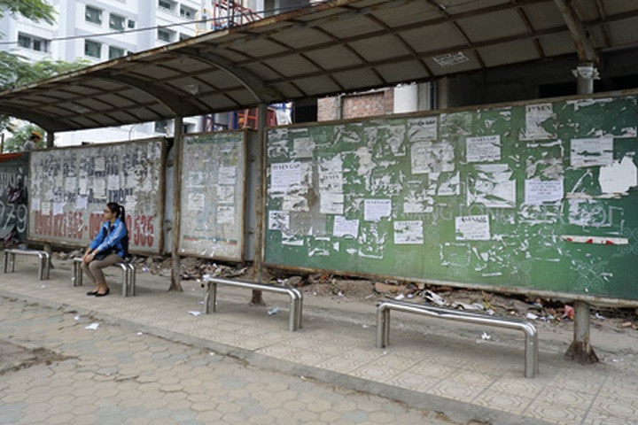 Public advertising boards in Hanoi misused - 5
