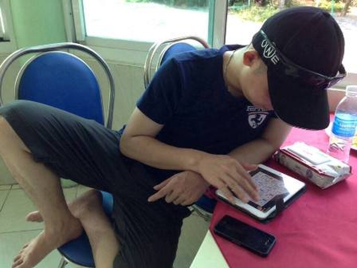 Monk in Can Tho suspended for inappropriate Facebook photos - 4 Monk in Can Tho suspended for inappropriate Facebook photos - 4