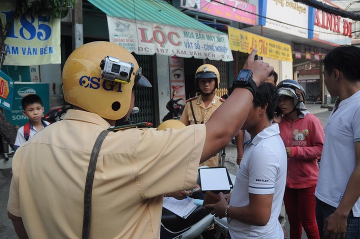 HCM City traffic police to wear helmet cameras - 1