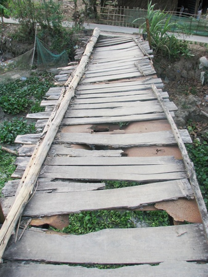 Students, residents of Bac Lieu waste hours avoiding dangerous bridge - 3
