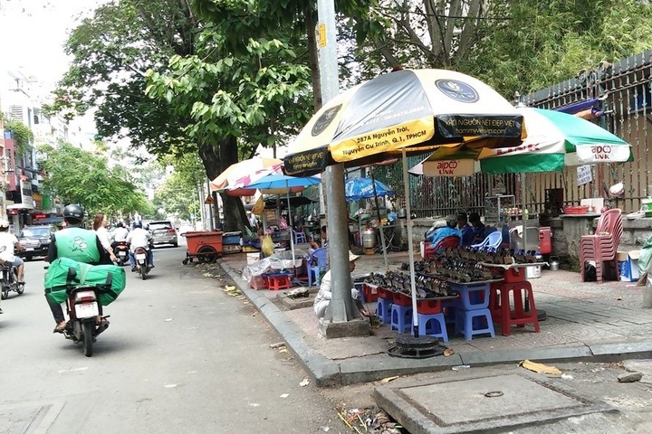 HCM City tightens regulations over pavement usage - 1