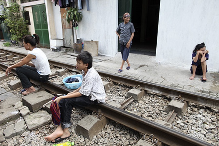 Hanoi life on the tracks - 6 Hanoi life on the tracks - 6