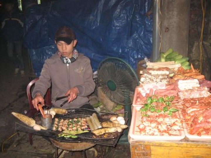 Grilled dishes attract tourists in Sapa - 2 Grilled dishes attract tourists in Sapa - 2