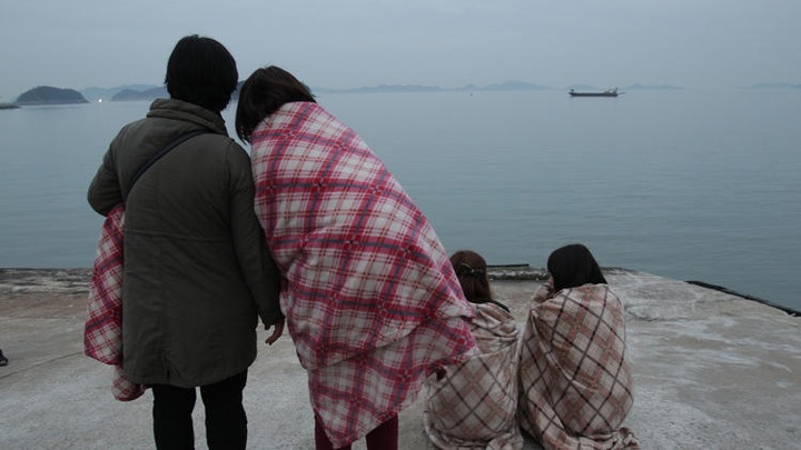 Fear, anger grows with hundreds missing in S. Korea ferry - 1