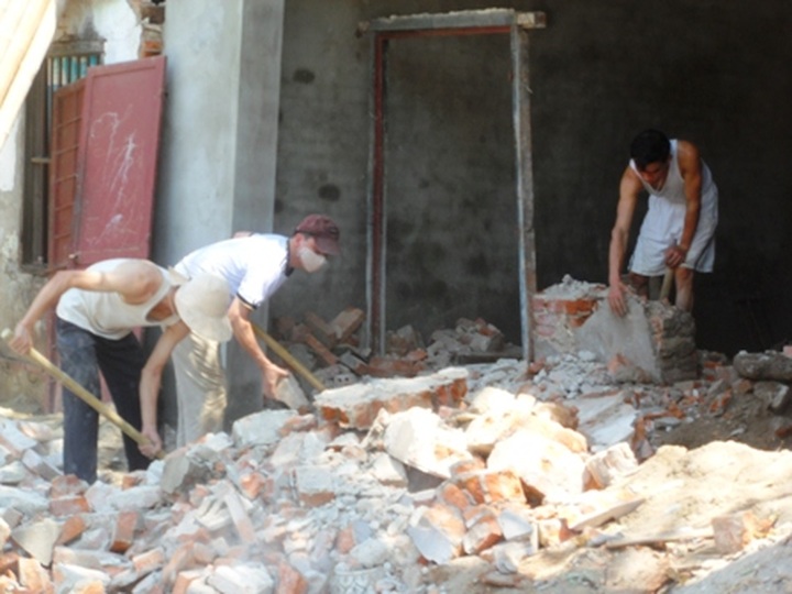 Labourers work to earn a crust on May Day - 6