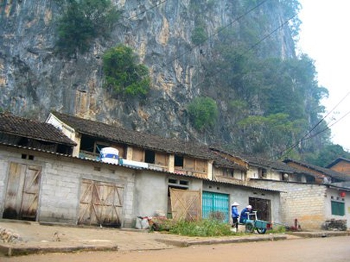 Ancient town at foot of misty Don Cao Mountain - 1