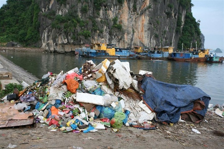 Ha Long Bay attacked by solid wastes - 1