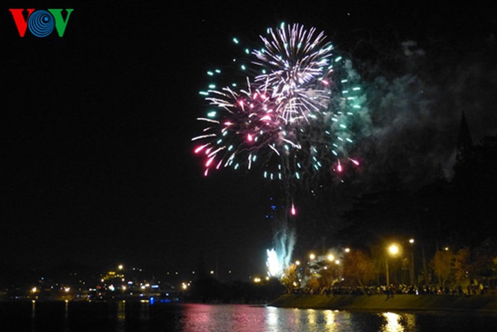 Revellers ring in Lunar New Year across Vietnam - 6