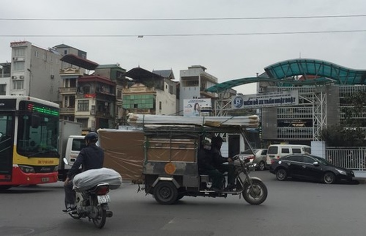 Hanoi tackles overloaded vehicles as Tet nears - 1