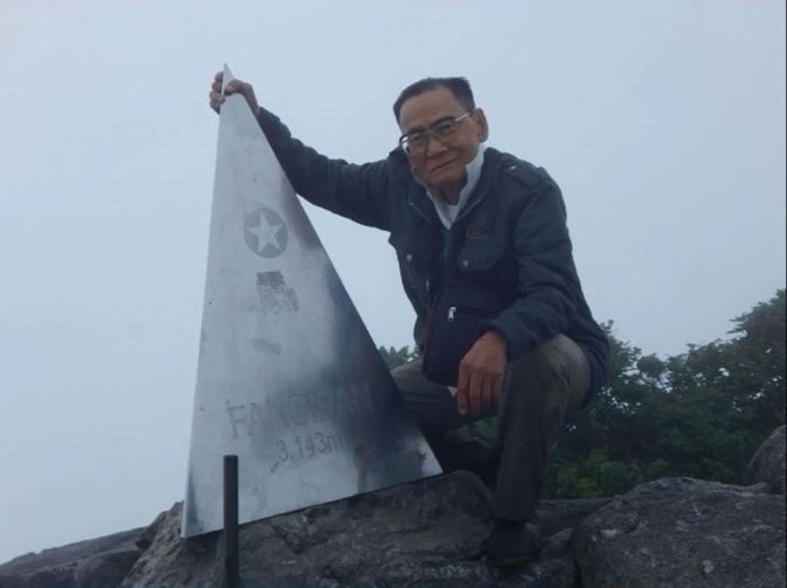 Elderly man climbs Fansipan - 1