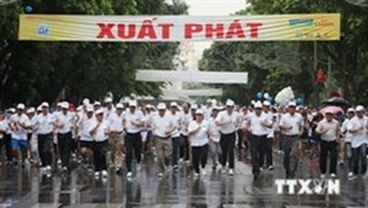 About 1,500 people race in Run for Peace in Hanoi - 1