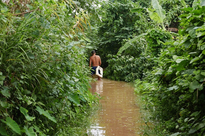 Hanoi river slum in flooding season - 10