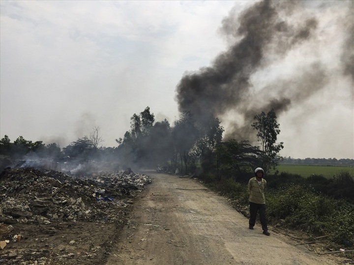 Hanoians threatened by burning rubbish tip - 7