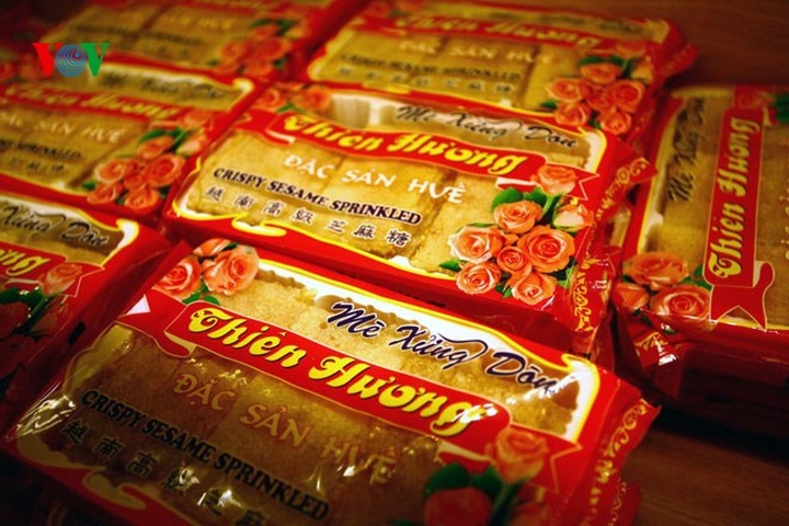 Hue pedestrian street appeals to tourists - 7