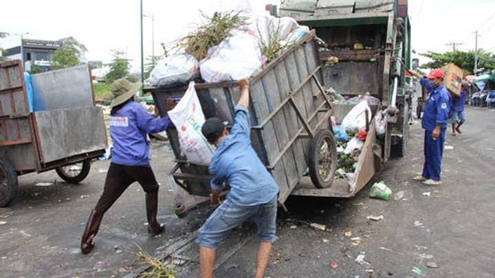 HCM City finds ways to encourage rubbish sorting - 1