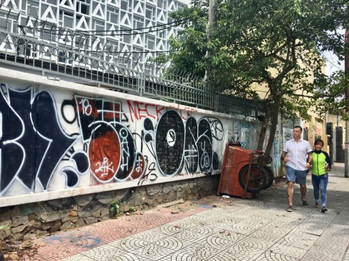 Ho Chi Minh City buildings tainted with graffiti - 2 Ho Chi Minh City buildings tainted with graffiti - 2