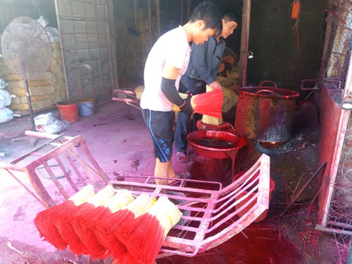 Hanoi incense-making commune busy - 7