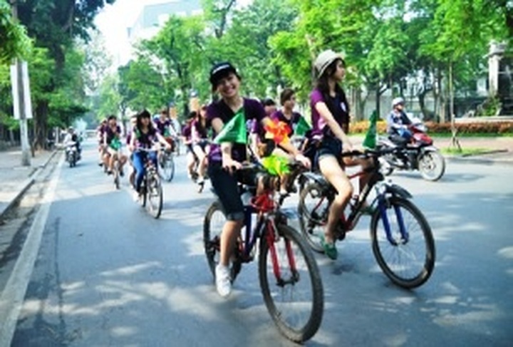 Sisters cycle 700 km to feed malnourished kids - 1
