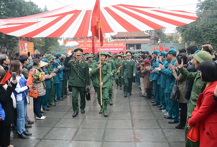 Thousands of young Hanoian men join the army - 2