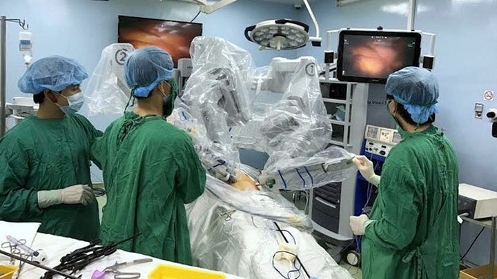 First stomach cancer surgery carried out with robot - 1