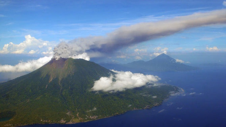 Indonesia volcano erupts, injuring 4; 1 missing - 1 Indonesia volcano erupts, injuring 4; 1 missing - 1