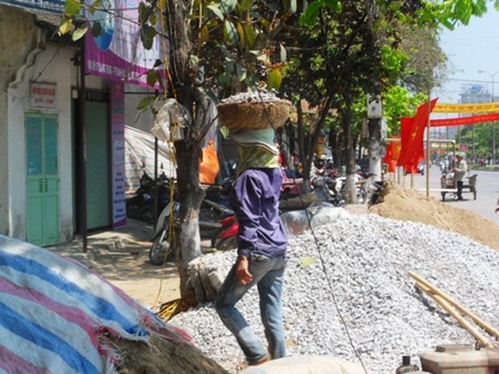Labourers work to earn a crust on May Day - 7