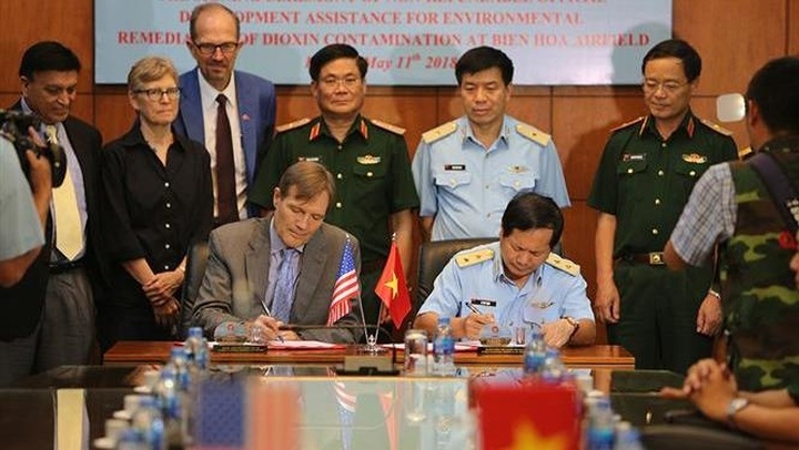 Vietnam, US sign agreement on dioxin treatment in Bien Hoa - 1