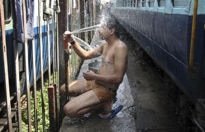India heatwave kills 1100 as capital's roads melt - 1