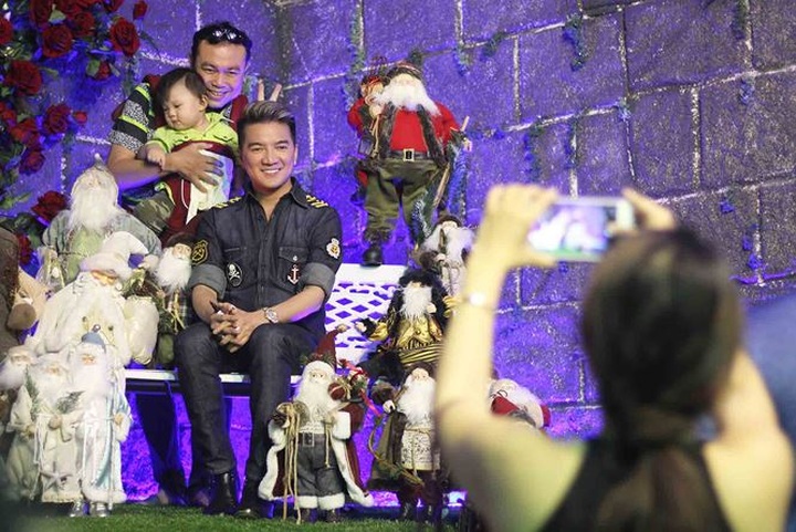 Singer's Christmas house turns big attraction - 6