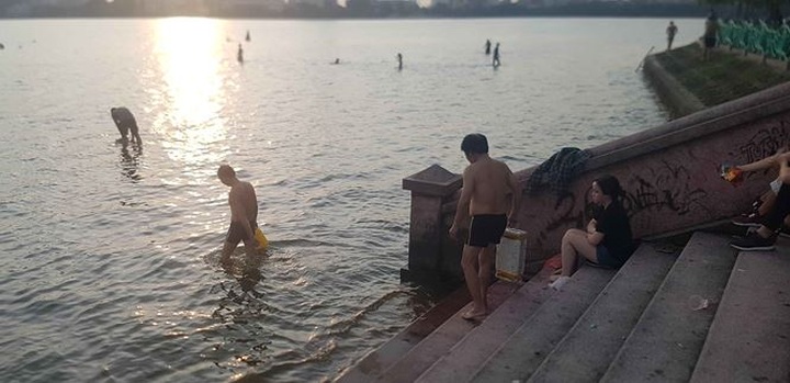 Swimming continues in West Lake despite mass fish deaths - 2