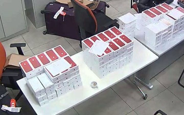 More than 100 Iphones 7 seized at Noi Bai Airport - 1 More than 100 Iphones 7 seized at Noi Bai Airport - 1