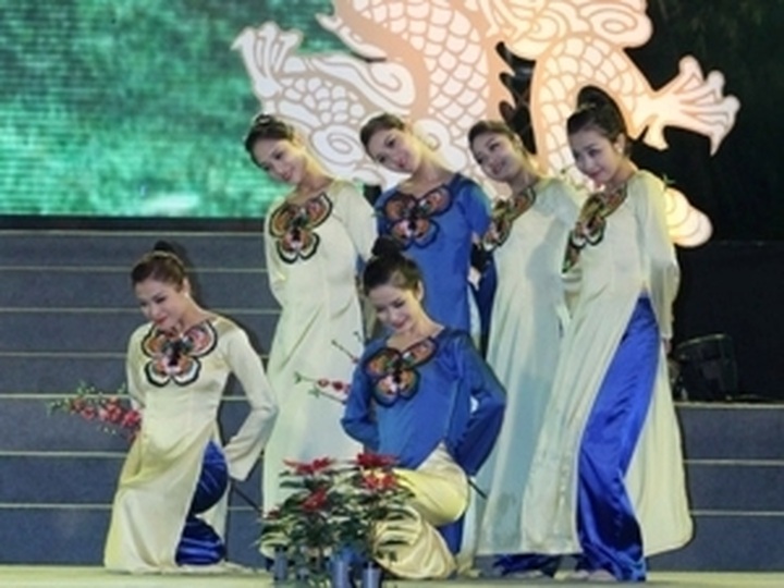 Art performances kick off Tet in Hanoi - 1