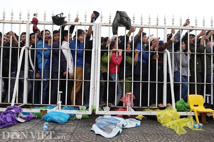 Fans scramble for Vietnam-Malaysia match tickets - 6