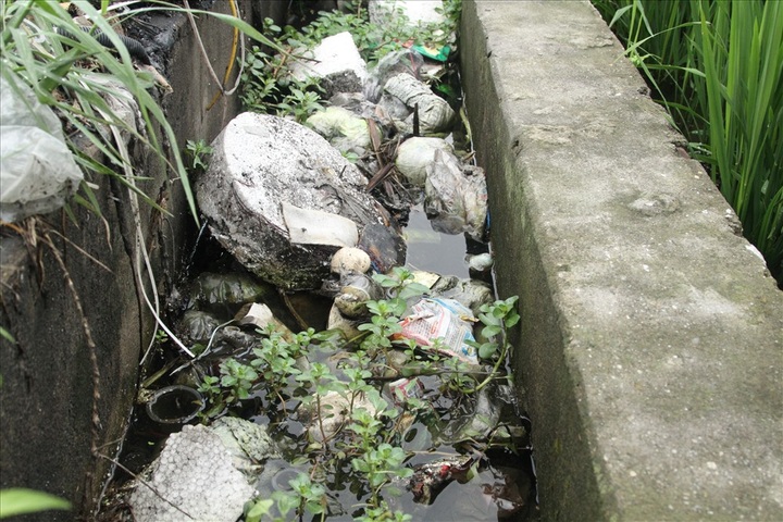 Hanoians threatened by burning rubbish tip - 8