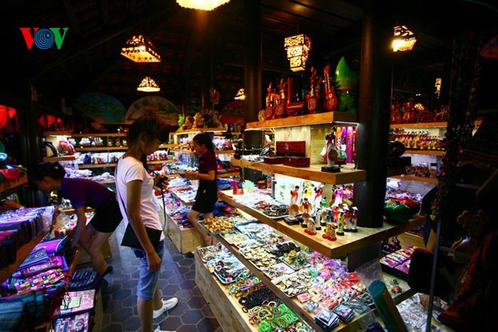 Hue pedestrian street appeals to tourists - 8