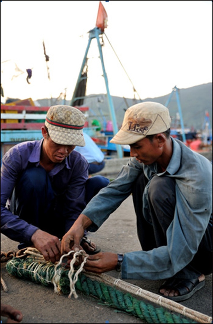 Japanese journalist opens photo exhibition on Hoang Sa - 7