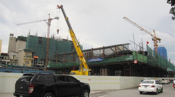 Construction projects still blocking Hanoi's streets - 1