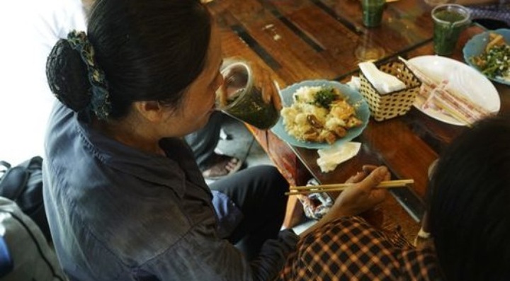 Hanoi restaurant offers poor good meals - 1