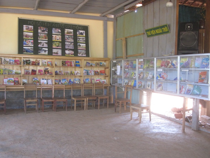 Dedicated headmaster in poor central highlands commune - 2