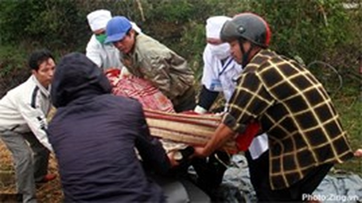 Boat capsizes off Quang Nam, 3 killed - 1