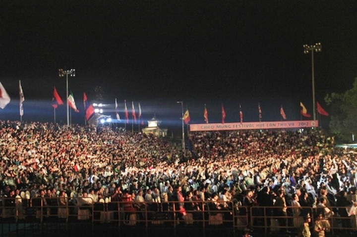 Grand opening ceremony kicks off Hue Festival 2012 - 2