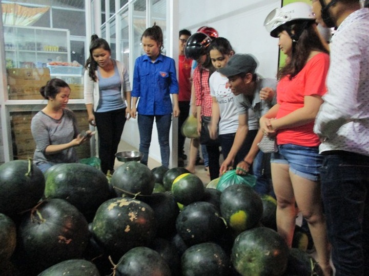 People in Hue, Hanoi buy watermelons to help flood-hit farmers - 2