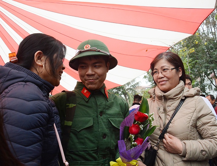 Thousands of young Hanoian men join the army - 10