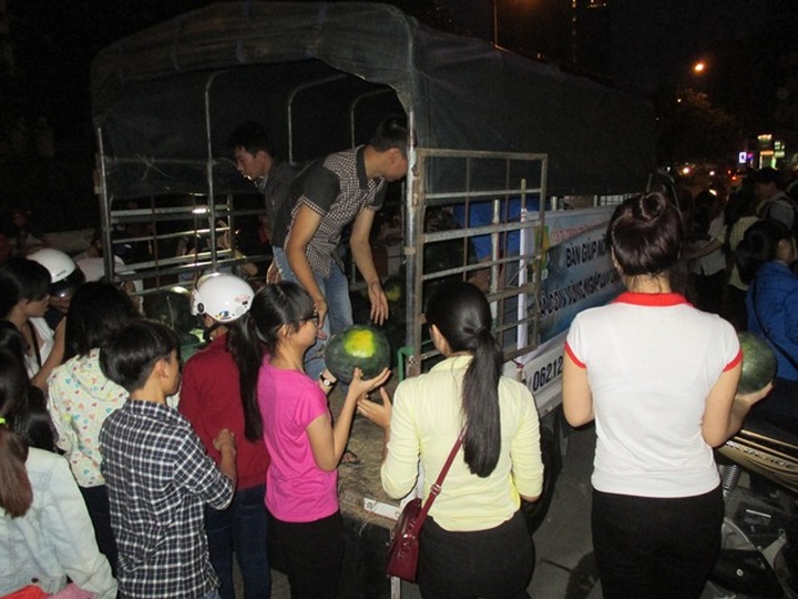 People in Hue, Hanoi buy watermelons to help flood-hit farmers - 1