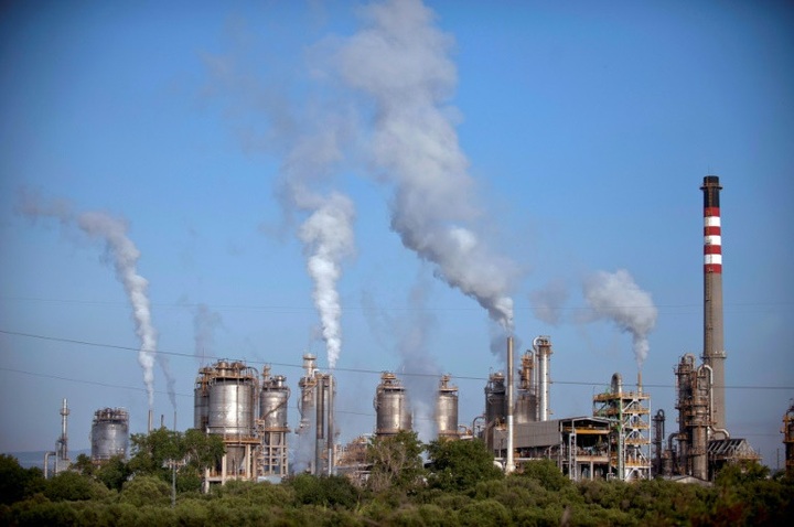 Health savings outweigh costs of limiting global warming: study - 1