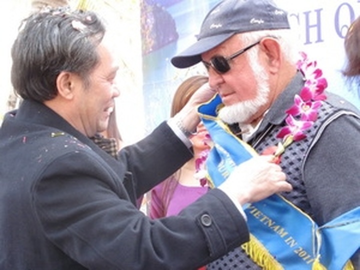 Vietnam welcomes six millionth foreign visitor - 1 Vietnam welcomes six millionth foreign visitor - 1