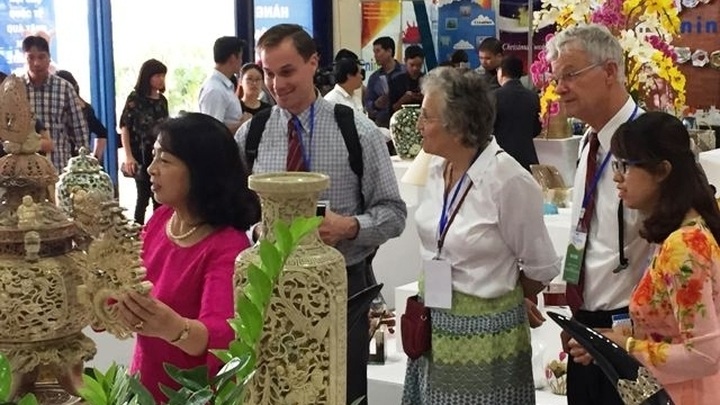 Hanoi Gift Show boosts export opportunities for craft products - 1