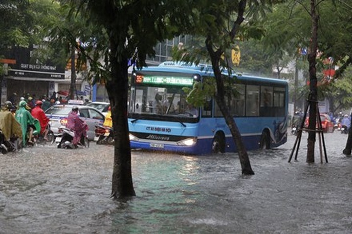 Heavy rain submerges Hanoi streets - 2
