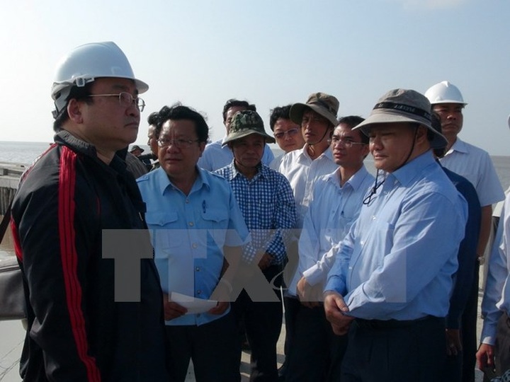 Deputy PM inspects sea dykes in Ca Mau - 1